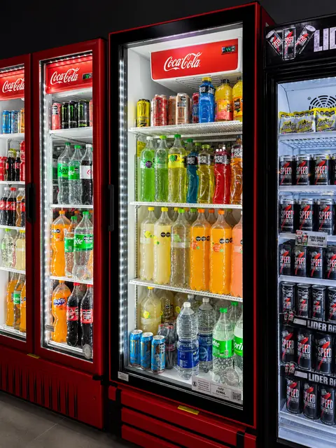 Heladeras del kiosko con gaseosas, aguas y cervezas