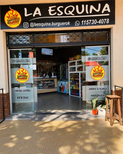 Fachada del local La Esquina, en la esquina de Leones y Bulnes